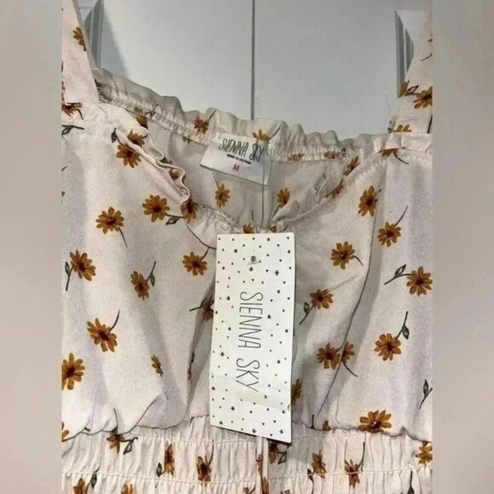 NWT! Sienna sky, beige sunflower top‎ Size M Summer, Vacation, Crop, Floral A44 - Picture 3 of 6